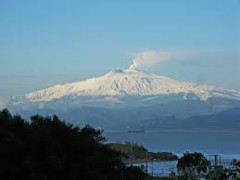 ثار بركان جبل إتنا في إيطاليا، وهجره عشرات السياح.
