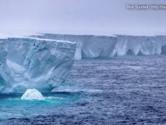 جبل جليدي ينجرف إلى ما وراء مياه القطب الجنوبي بعد أن ظل ثابتا لمدة 3 عقود