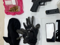 ضبط مسدّس محشو بالذّخيرة داخل مقبرة وذخيرة داخل مركبة جنازة.