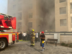 حي غيلو القدس.حريق في مبنى سكني وتخليص عالقين.