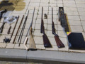 ضبط أربع بنادق صيد واجزاء اسلحة وذخيرة غير قانونية.وألقي القبض على مشتبه
