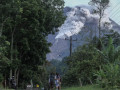 بركان ميرابي الإندونيسي يثور من جديد