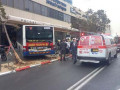 حافلة اصطدمت بدكان في شارع  احاد هعام في مدينة تل أبيب إصابة 2 بجروح طفيفة