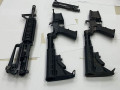 القبض على 3 شبان خلال قيامهم بتفكيك وتجميع أسلحة من نوع M16