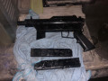 الشرطة ضبط سلاح  اواتوماتيكي من طراز كارل جوستاف وامشطة ذخيرة،